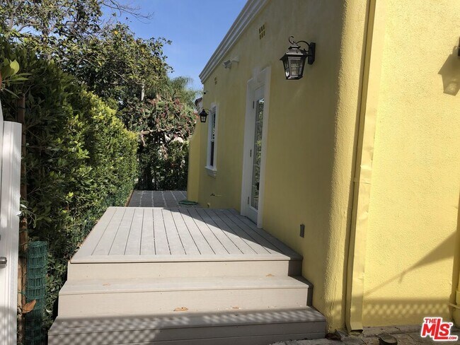 Building Photo - 257 N La Peer Dr