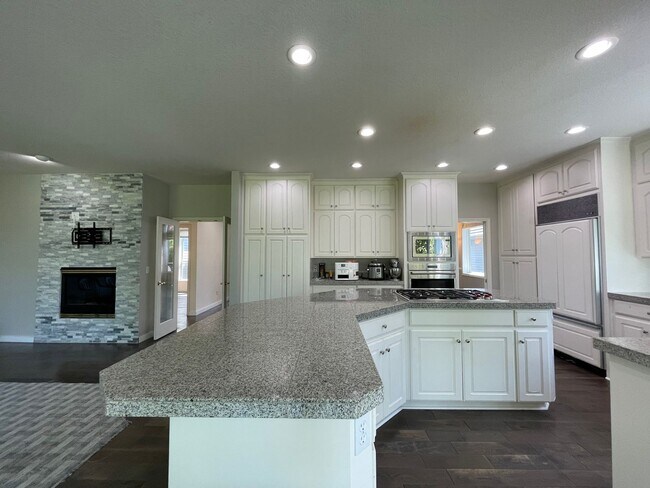 Building Photo - Custom Traditional Home in Montreux Neighborhood 3Bd/2Ba Home with 3 Car Garage!! Close to Cedar ...