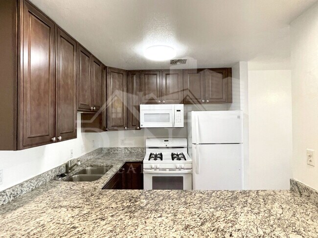 Building Photo - 822 S Langley Ave