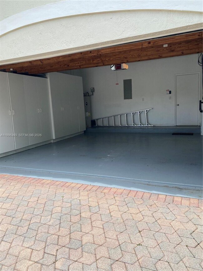Building Photo - 3066 Lakewood Cir