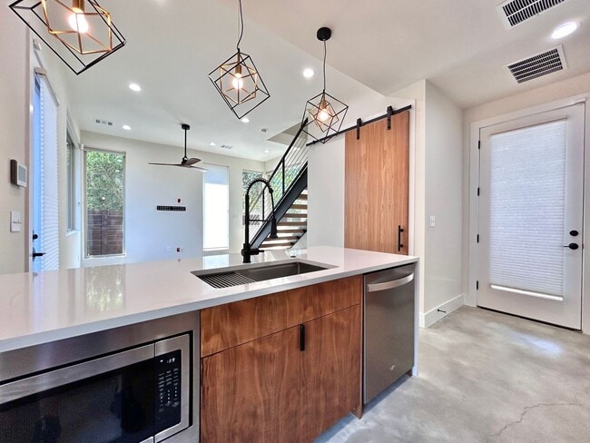 Building Photo - Spacious 2/BR 2.5/BA Modern Home with Abun...