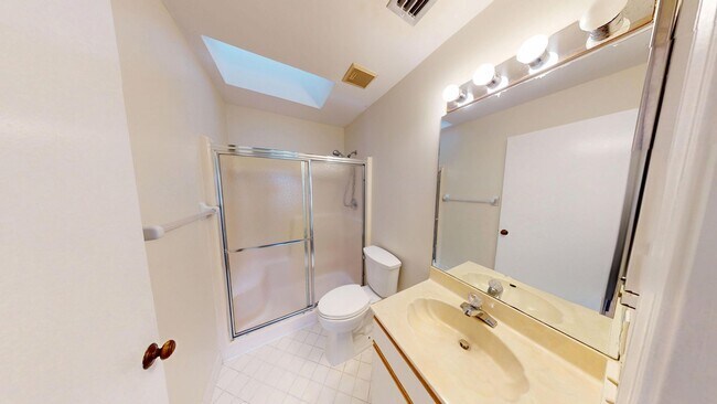 Building Photo - Spacious 3Bed/2.5Bath/Garage Home in Via Verde