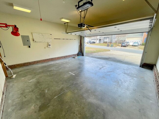 Building Photo - 3 Bed 2.5 Bath Beautiful Home Located North West Greensboro!