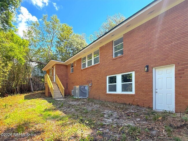 Building Photo - 10135 Lake View Rd W