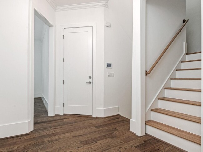 Building Photo - Beautifully built, renovated home boasts 5 BD, 5 BT, providing ample space for a growing family a...