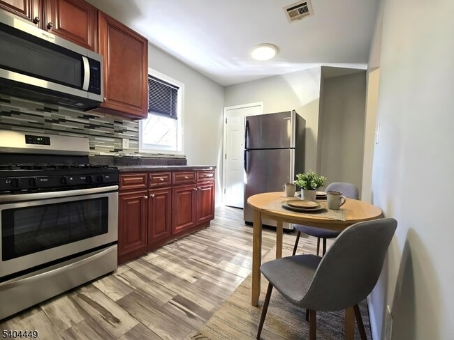 Building Photo - 20 Yates Ave