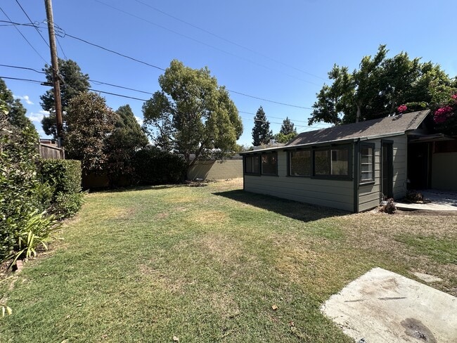 Building Photo - 930 N Fairview St