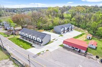 Building Photo - Close to downtown Clarksville & APSU! 2 Bed/2.5 Bath townhouse!