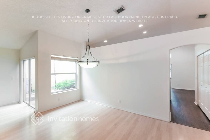 Building Photo - 5027 SW 35th Way