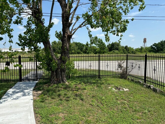 Building Photo - 3501 Maury St