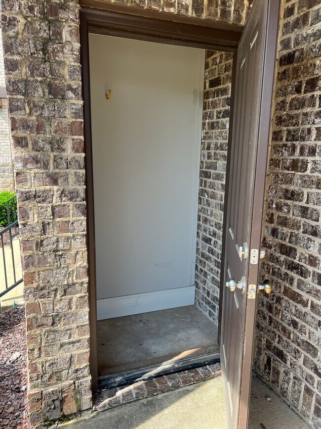 Building Photo - August 2026 - July 2027!!  3 BR 3 BA townhome 1 mile from UA campus