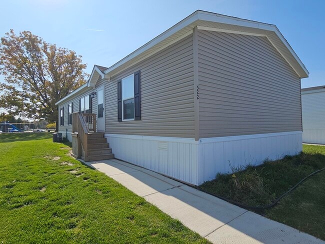 Building Photo - 46000 Geddes Rd