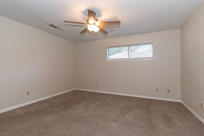 Building Photo - VERY large home in a great location!!