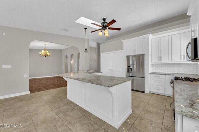 Building Photo - 232 Ave Mirador