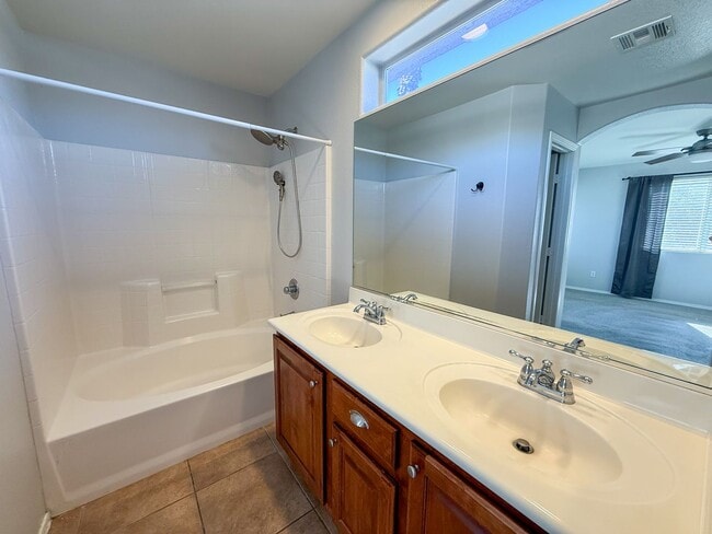 Building Photo - Charming 3/BD 2.5/ BA Home in Centennial with Spacious Backyard