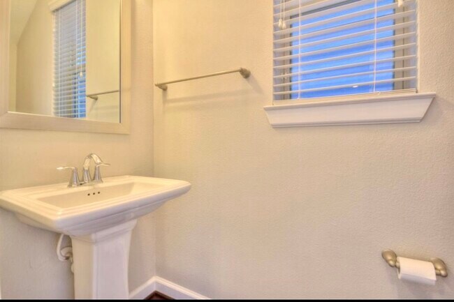 Building Photo - 1804 Cavanal St