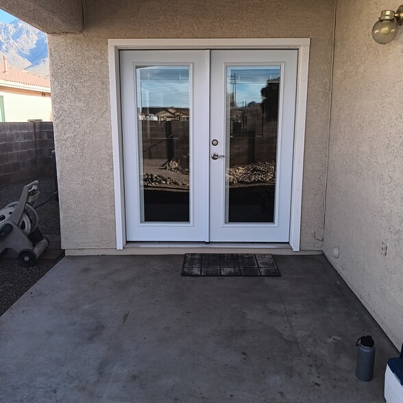 Covered outdoor patio - 2411 E Stone Stable Dr