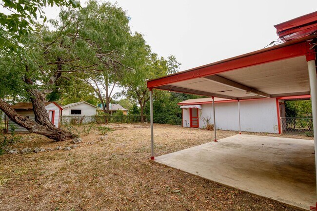 Building Photo - 1327 Vanderbilt St