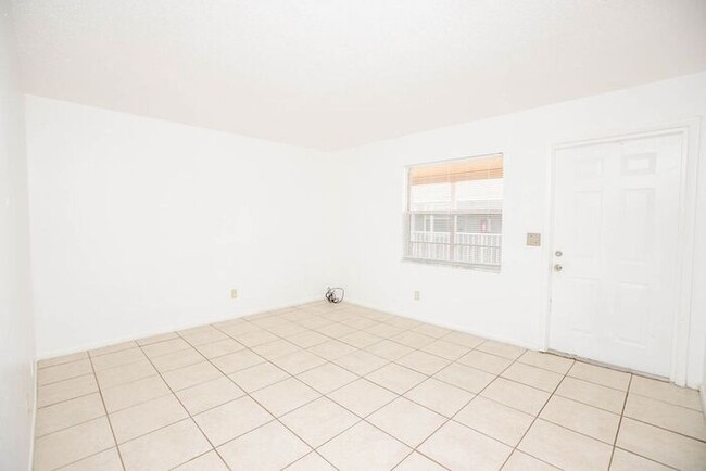 Building Photo - Beautiiful Palm Gardens 2 bedroom, 1 bath ...