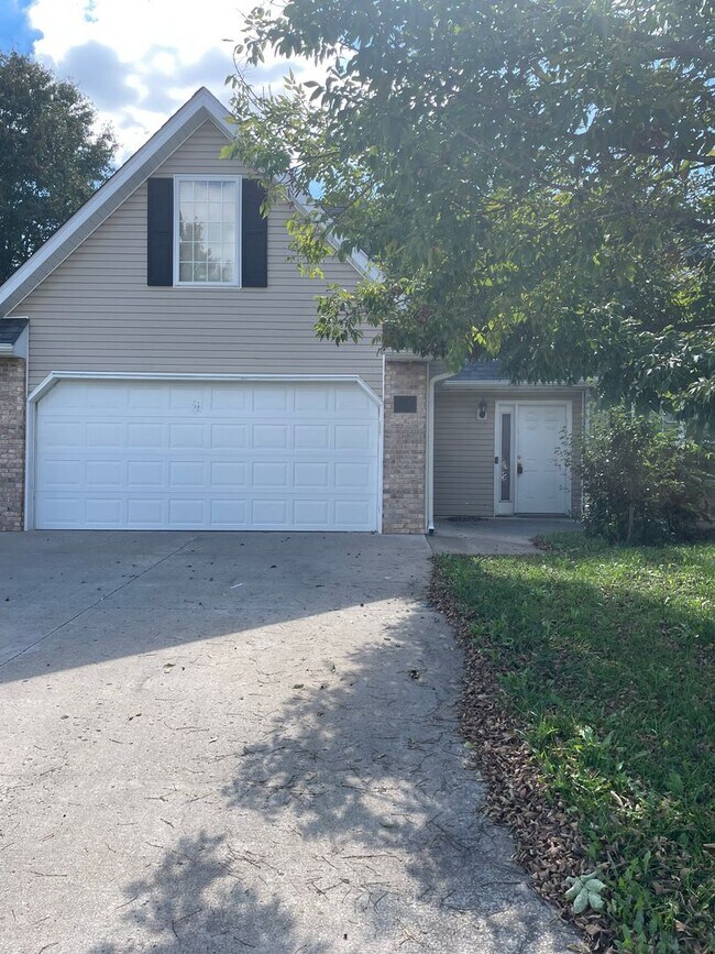 Building Photo - 4 bed 2.5 bath home in quiet Seven Oaks Subdivision