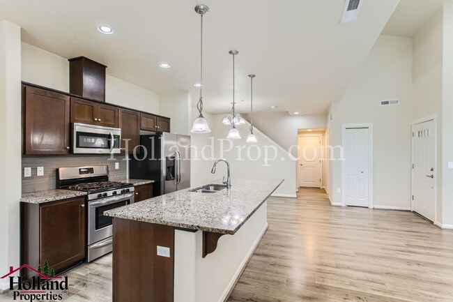 Building Photo - Charming 3-Bedroom Townhome in Prime Hills...