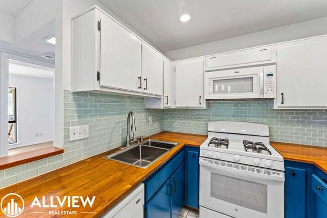 Building Photo - Updated 2 Bed, 1.5 Bath Condo in Gated Crosspointe Village