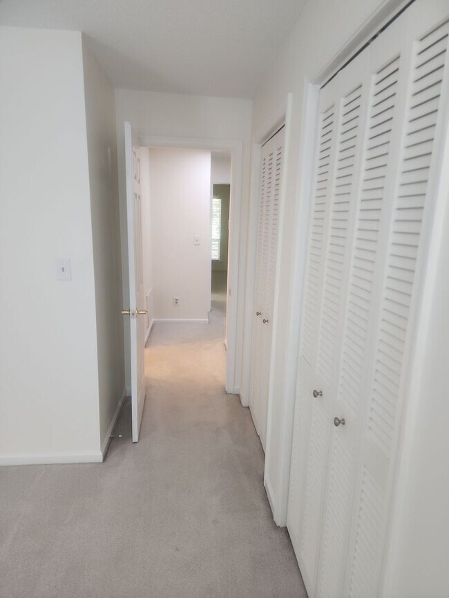 Building Photo - 4100 Sedgewood Dr