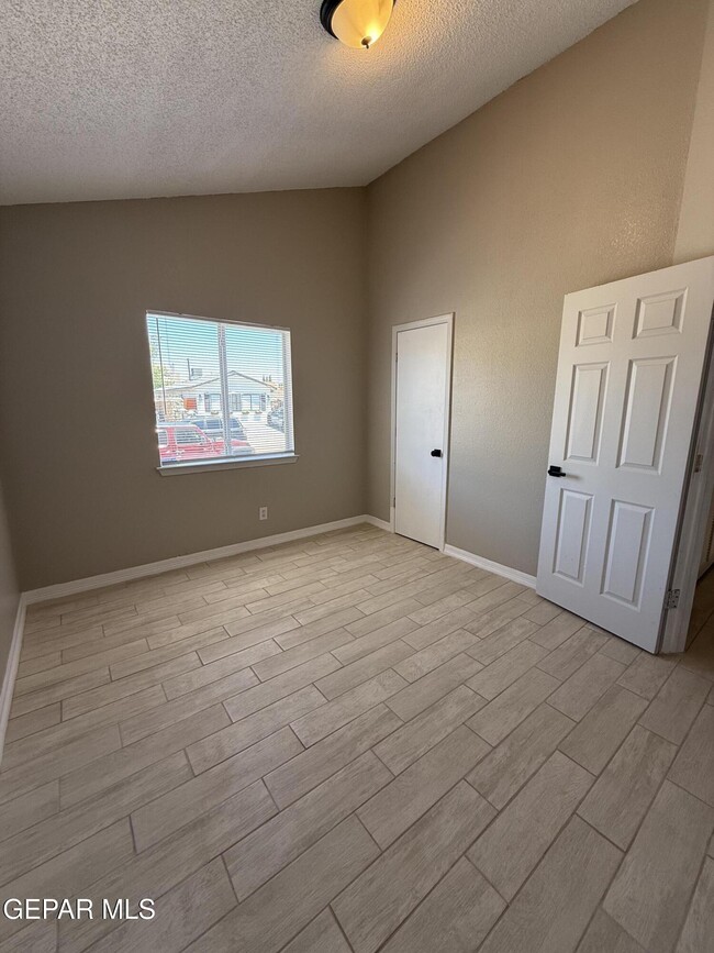 Building Photo - 9128 Bur Oak Cir