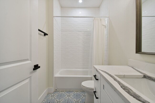 Building Photo - Luxurious 3 Bedroom Condo with Spacious Layout and Prime Location in Tampa, FL!
