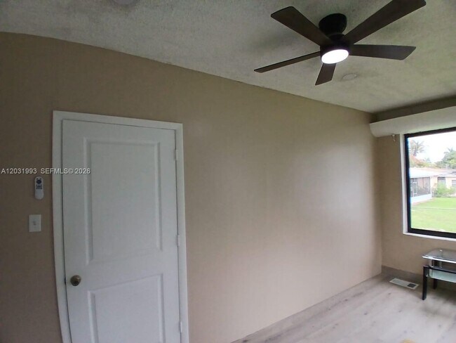 Building Photo - 1400 NE 148th St