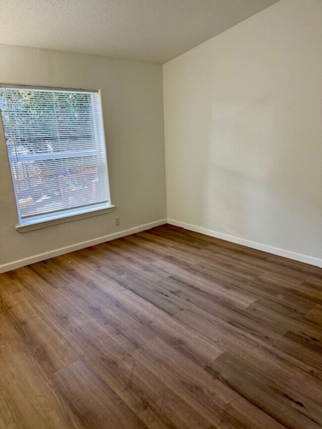 Building Photo - Remodeled Home on 1/2 Acre