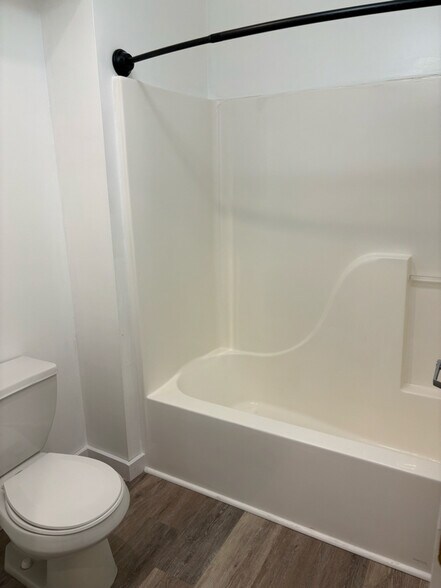 Building Photo - 150 N Main St