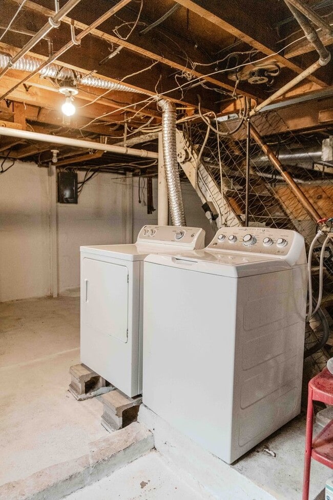 Building Photo - Charming 3 Bedroom Home with Hardwood Floo...