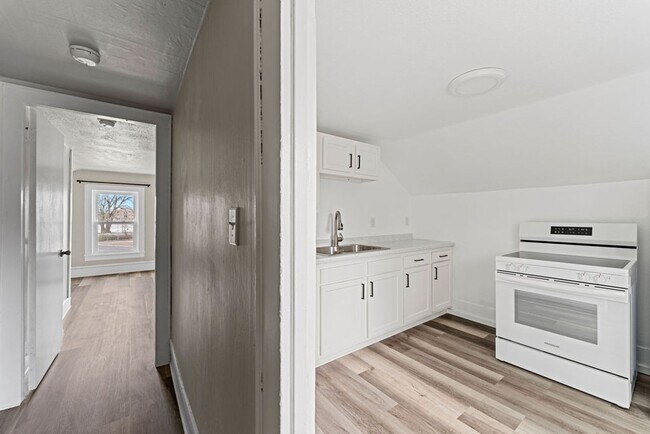 Building Photo - 457 Ahnaip St