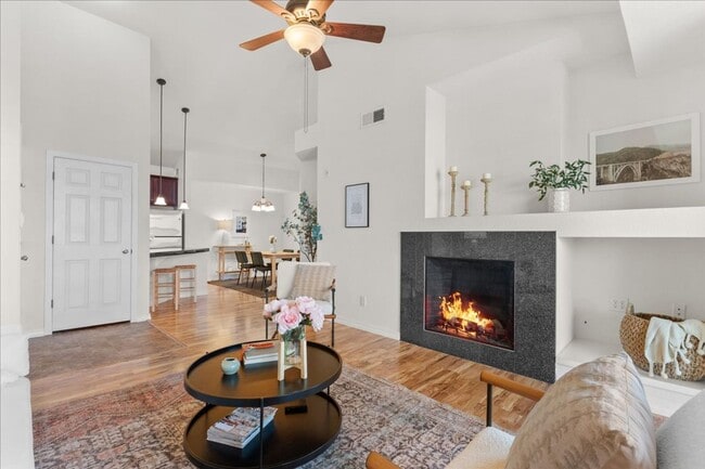 Building Photo - Beautiful 2 Bed 2 Bath Condo in Central Fo...