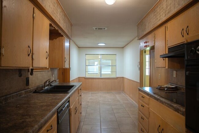 Building Photo - Available Now! 3 Bedroom 2 Bath Near TJC!