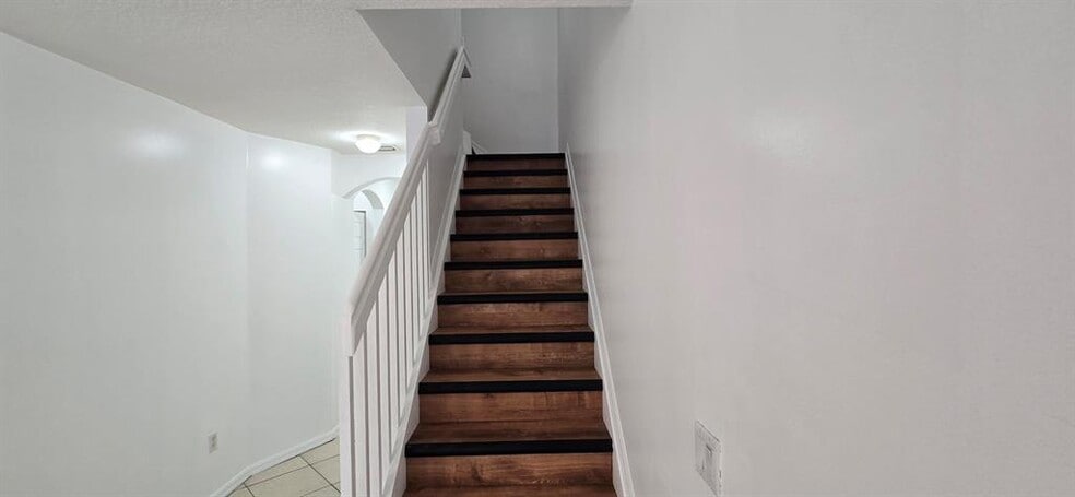 Building Photo - 4942 Leeward Ln