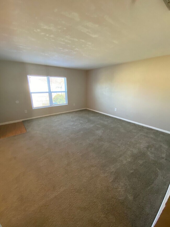 Building Photo - 2 Bed 1.5 Bath Condo