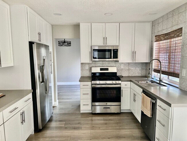 Building Photo - Nice 2 Story Family Home