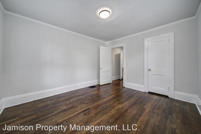 Building Photo - 2 br, 1 bath House - 205 W 6th St