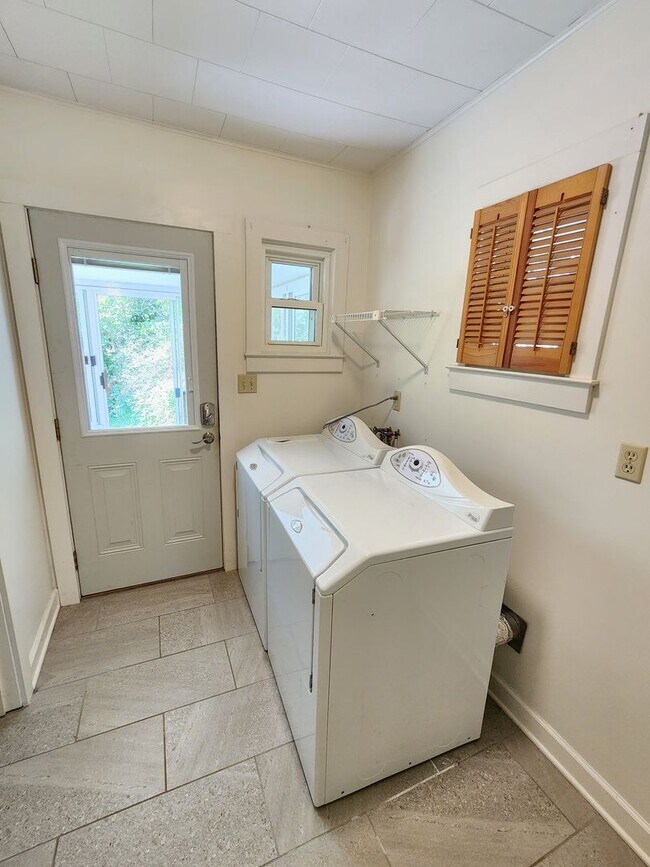 Building Photo - LOCATION! Close to Downtown Black Mountain