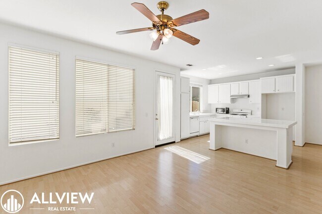 Building Photo - Bright & Spacious 3-Bedroom 2.5 Bath Home in Gated Oak Creek Community