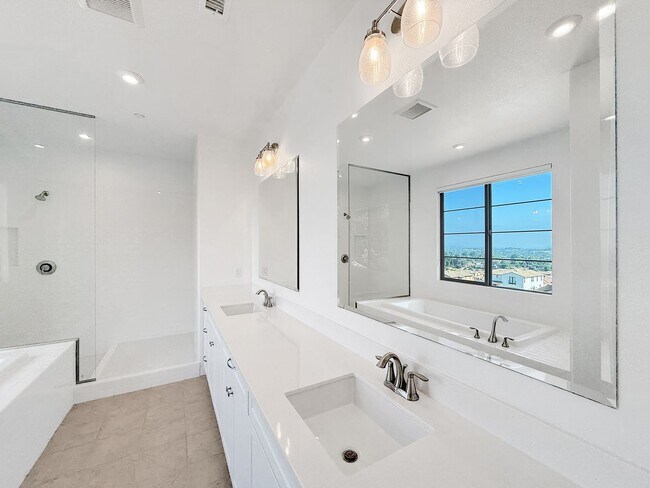 Building Photo - Beautiful 5B/4.5BA Home in Escondido Now A...