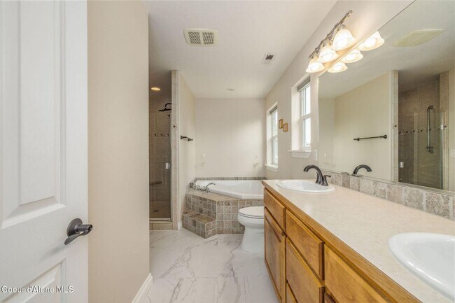 Building Photo - Beautiful home in Broadmore Estates