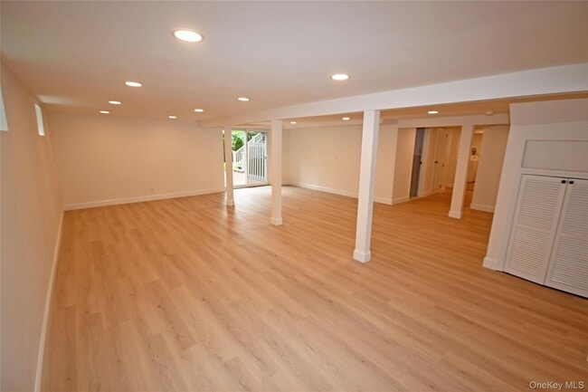 Building Photo - 19 Carriage Rd