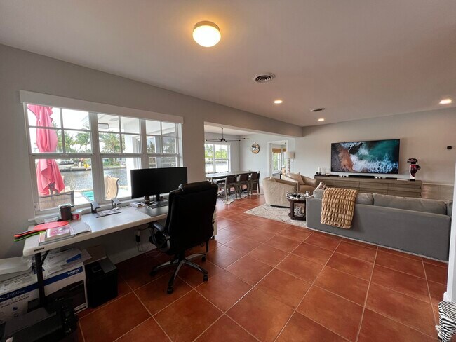 Building Photo - 1653 Poinsettia Dr