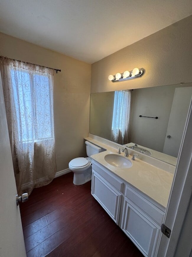 Building Photo - Home in the heart of Lake Elsinore