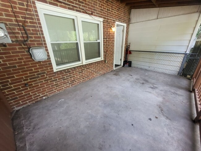 Building Photo - Row home for 1361/month!