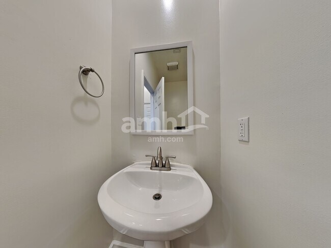 Building Photo - 105 Redrock Ct