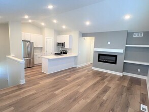 Building Photo - Three Bedroom Townhome